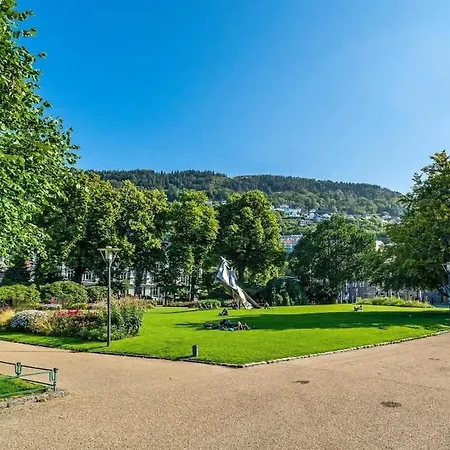 Historic Retreat In The Middle Of Town Сasa de vacaciones Bergen